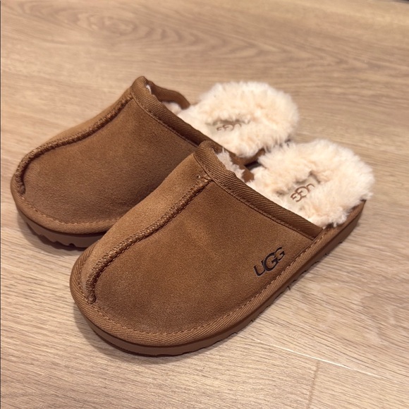 UGG Tan Suede Slippers with Cream Fur - Picture 1 of 7